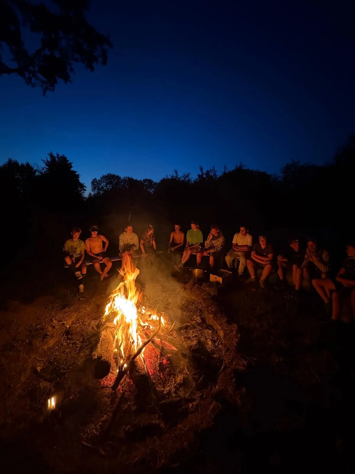 Samen rond het kampvuur, 's avonds op kamp